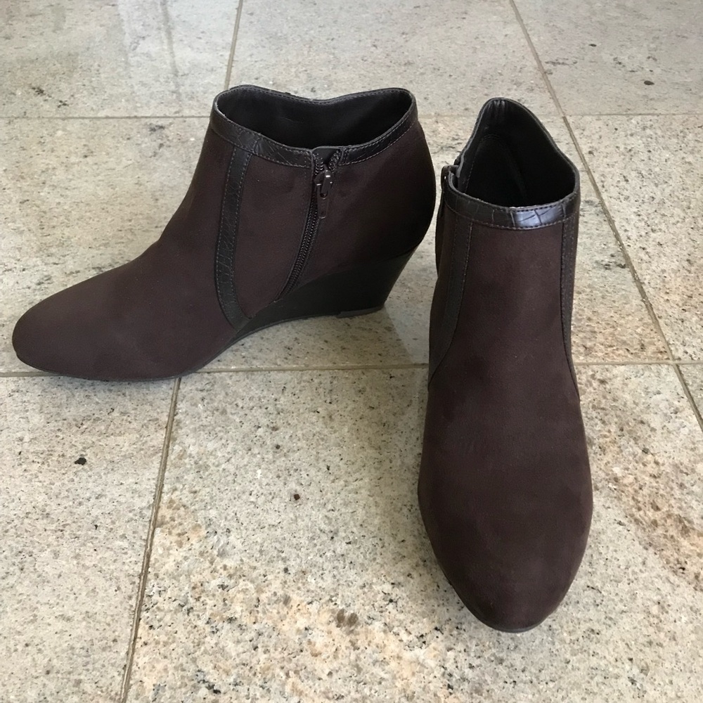Final sale New Laura Ashley Brown Ankle Boots with croc print accents size 8.5